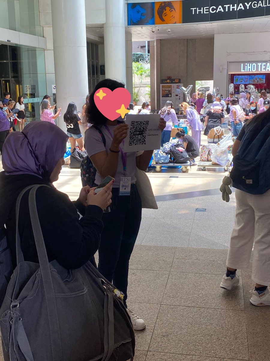 bts_zerooclock's tweet photo. an army is holding a QR code to encourage everyone in line to vote for GMA and idolplus omg you’re my idol whoever u are!! 
#YetToComeBusanInSingapore 

(I’m voting for BTS for Favorite Pop Duo or Group at the #AMAs) https://t.co/jCSwRrwgS8