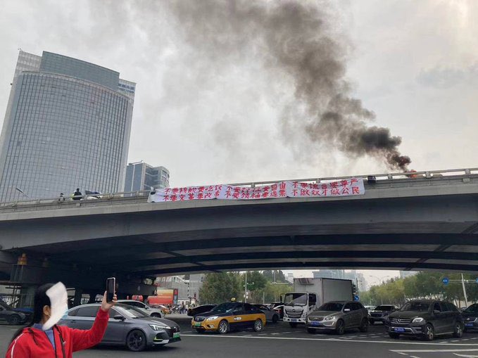 jeanne_888's tweet photo. #SaveChina
"No more COVID tests, we want to eat (live),
No more cultural revolutions, we want reform,
No more lockdowns, we want freedom
No more authoritarian regime, we want the right to vote
No more lies, we want to be respected
Done with being slaves, we are citizens" https://t.co/WBwijTpfLG