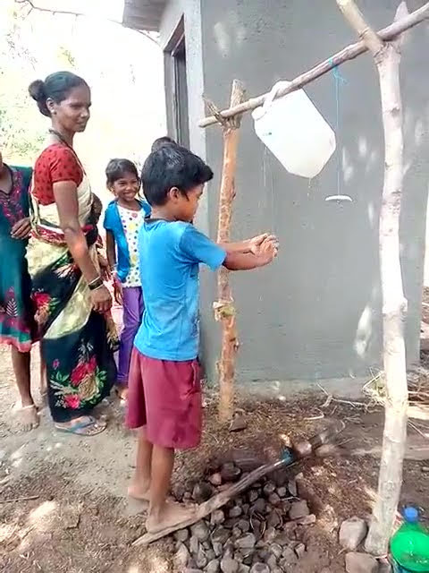 bhideatul's tweet photo. Tippy-Tap, easy, economic and fun way of #handwashing at Aghai village as part of our #RightToGo Rural Sanitation project! #globalhandwashday @handwashingday @SwachhMaha @Rotary @NewsRotary @RCThaneHills @HandwashingSoap @HUL_News @UNICEFIndia #15Oct https://t.co/3mGBKETVN1