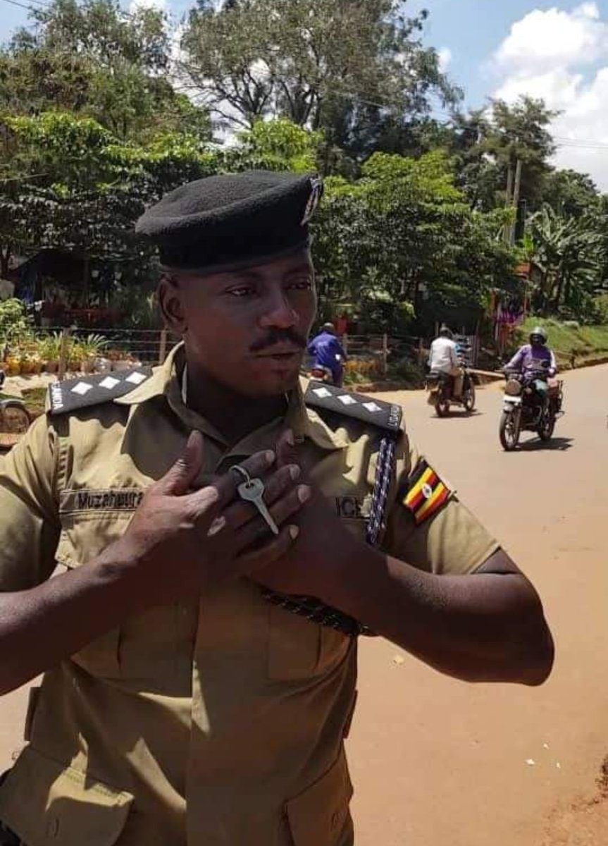 ashrafk112's tweet photo. Computer Missuse Act- please come for me: I am posting this police officer called Muzaawula- His photo was taken by workers at NUP Secretariat Kamwokya as he took down the posters of "Bring back our people" (When they posted him, he said he is going to arrest them. 
#WhereArethey https://t.co/DBJn4juAUE