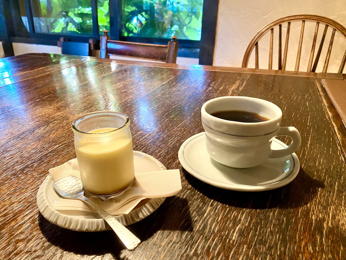 ochanosusume's tweet photo. 森彦本店でコーヒー(森の雫)のプリンをいただく。PUDDINGは札幌市中央区のMarie Pierre(マリピエール)。珈琲は酸味・苦味もほどほど、少しのアロマも感じるバランスの良いコーヒー。一緒にいただくと濃厚なプリンの良い甘さだけ残して調和、美味しい。
#森の雫
#森彦本店
#森彦
#MariePierre https://t.co/6KeetYrt9F