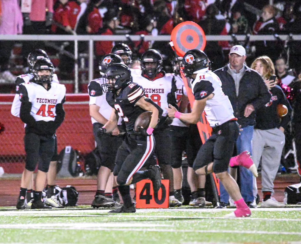 AlderAthletics's tweet photo. Football @Alder_Football battled tonight to pull out a fight in OT over Tecumseh 21-14 at home on Senior Night. Great win moving to 6-3 on the year and a great way to send out the Seniors at home. Next week, at Shawnee in the final regular season CBC matchup. @AlderHS https://t.co/dTKES13kak
