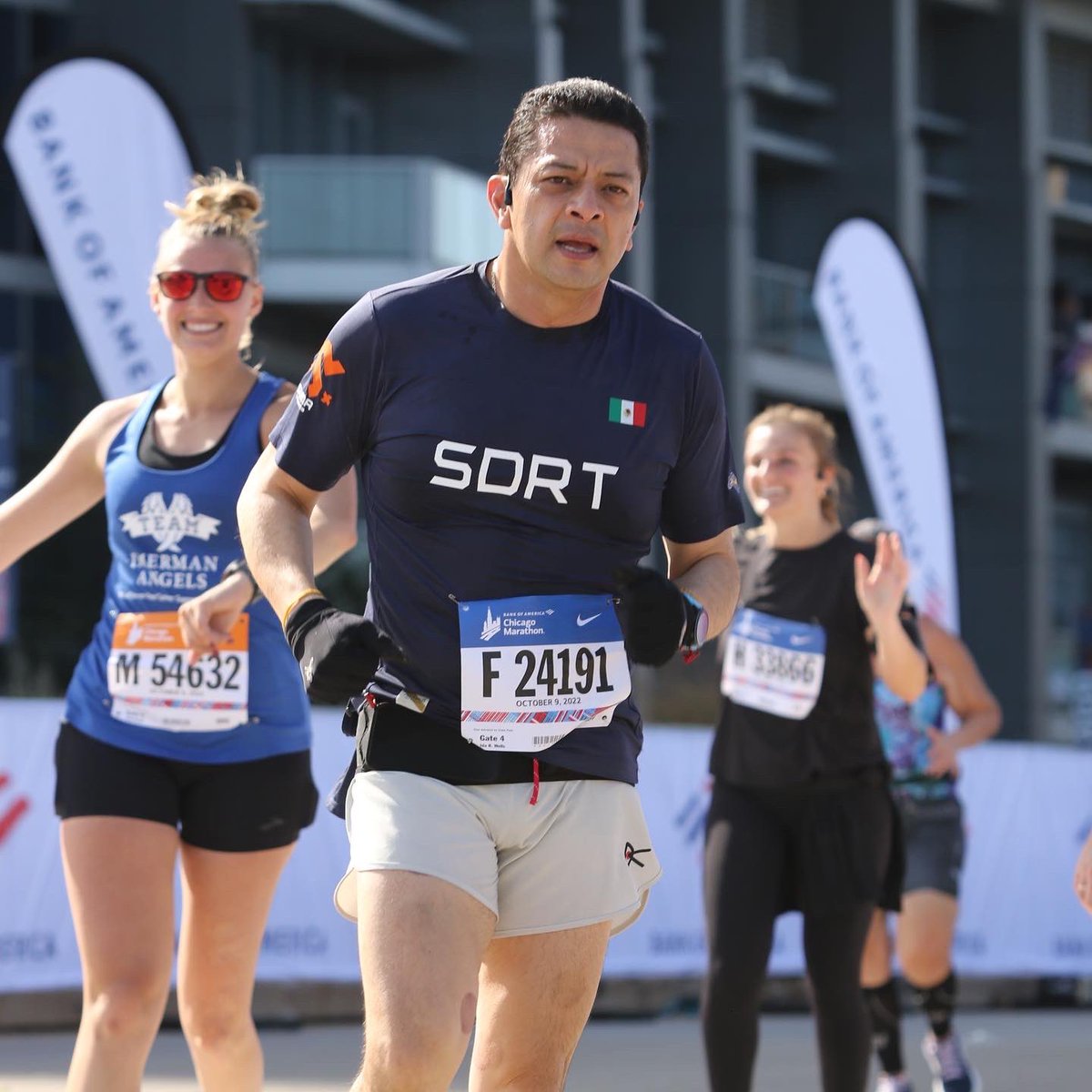 GVegaM's tweet photo. Chicago Marathon!  #RunHappy #NeverGiveUp #RunningMan #RunForrestRun #run #chicago #ChicagoMarathon https://t.co/BDmg8MQWFK
