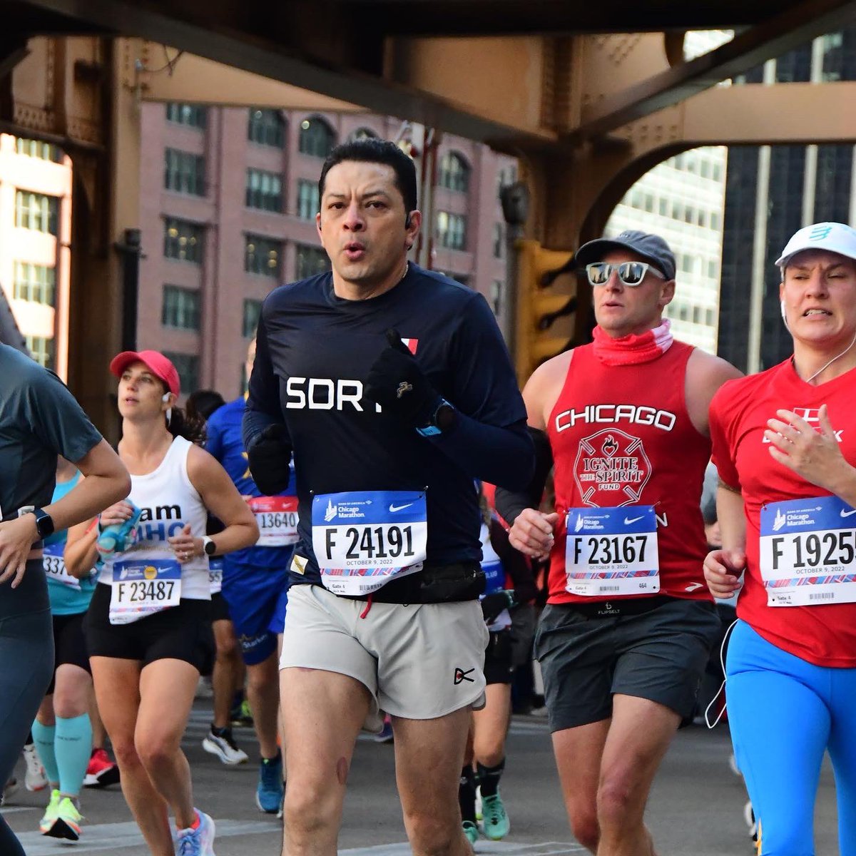 GVegaM's tweet photo. Chicago Marathon!  #RunHappy #NeverGiveUp #RunningMan #RunForrestRun #run #chicago #ChicagoMarathon https://t.co/BDmg8MQWFK