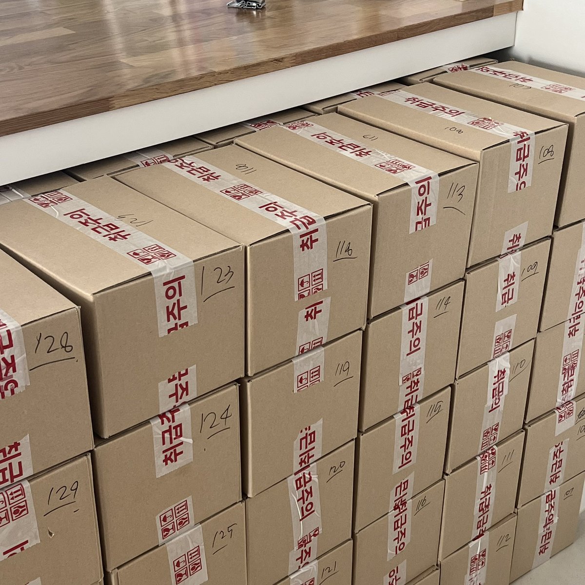 물품 수령과 포장을 마쳤습니다☺️ 평일에 일괄배송될 예정이며 다음주 내로 수령 가능하실 것으로 예상됩니다. 문의하실 부분이 있으신 분들은 페잉 또는 디엠 부탁드립니다!

*태현우드스푼의 경우 폰트를 키우게 되면 A가 삼각형처럼 보이게 되어서 폰트가 작게 제작되었습니다.