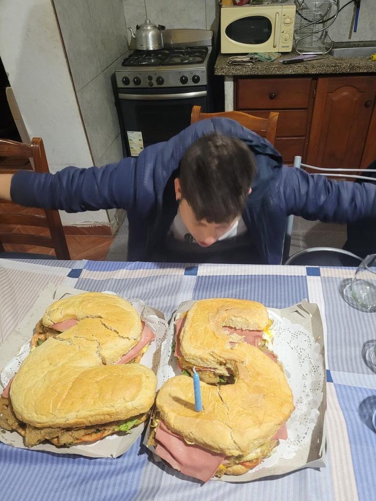 Camed____'s tweet photo. Una torta de sanguche de milanesa me regalaron literalmente el mejor dia https://t.co/2UEL5J1oWr