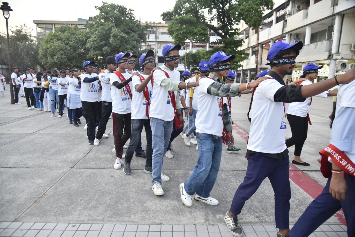 Devinder_Sharma's tweet photo. Punjabi film industry stalwarts - Harbhajan Mann, Gurpreet Ghuggi and Sonia Mann along with Air Marshal P S Gill (Retd), Maj Gen I P Singh (Retd) and Brig Sarbpal (Retd), led the 6th Chandigarh Blind Walk yesterday. More than 500 students walked blind-folded. https://t.co/8SiWk8HSXq