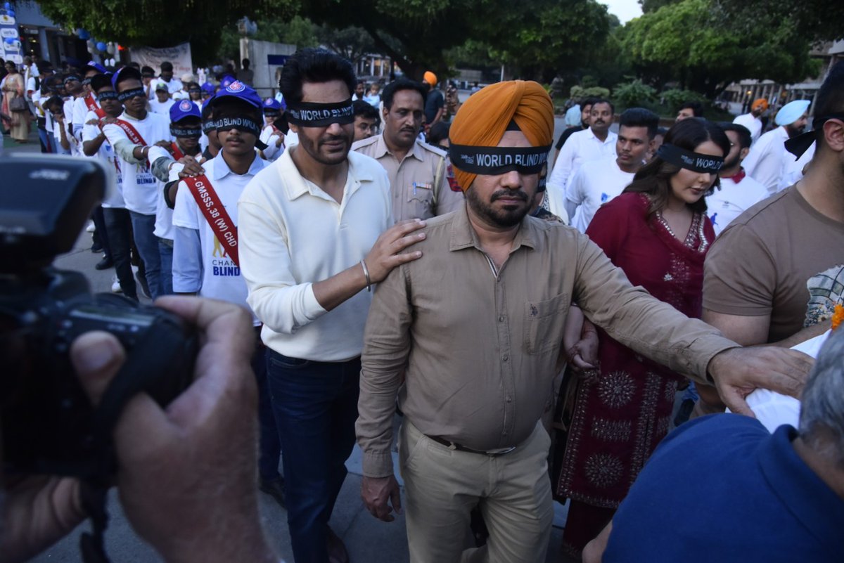 Devinder_Sharma's tweet photo. Punjabi film industry stalwarts - Harbhajan Mann, Gurpreet Ghuggi and Sonia Mann along with Air Marshal P S Gill (Retd), Maj Gen I P Singh (Retd) and Brig Sarbpal (Retd), led the 6th Chandigarh Blind Walk yesterday. More than 500 students walked blind-folded. https://t.co/8SiWk8HSXq