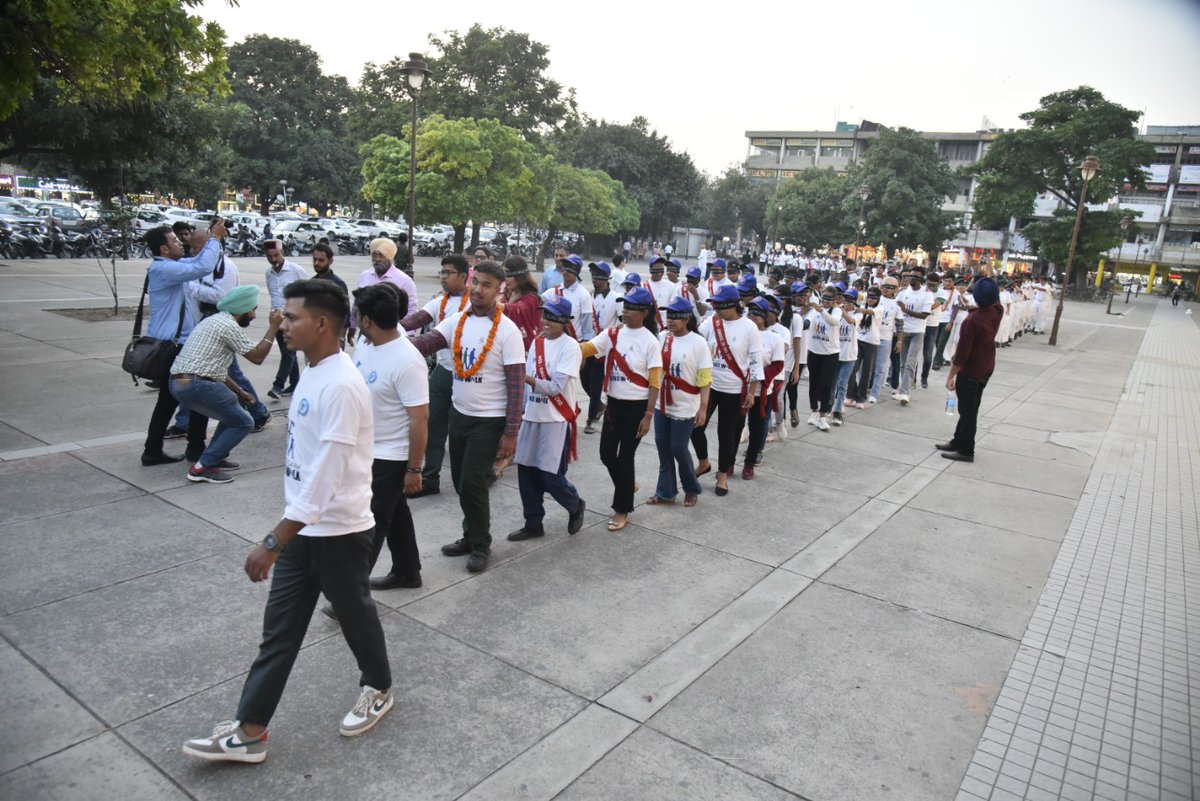 Devinder_Sharma's tweet photo. Punjabi film industry stalwarts - Harbhajan Mann, Gurpreet Ghuggi and Sonia Mann along with Air Marshal P S Gill (Retd), Maj Gen I P Singh (Retd) and Brig Sarbpal (Retd), led the 6th Chandigarh Blind Walk yesterday. More than 500 students walked blind-folded. https://t.co/8SiWk8HSXq
