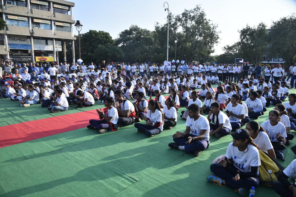 Devinder_Sharma's tweet photo. Punjabi film industry stalwarts - Harbhajan Mann, Gurpreet Ghuggi and Sonia Mann along with Air Marshal P S Gill (Retd), Maj Gen I P Singh (Retd) and Brig Sarbpal (Retd), led the 6th Chandigarh Blind Walk yesterday. More than 500 students walked blind-folded. https://t.co/8SiWk8HSXq