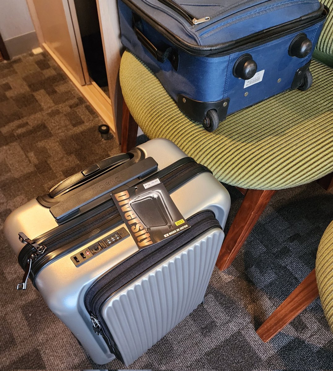 GraceDelfino's tweet photo. Let go of broken baggage. 
Move on to a new one. 
Not counting on forever
But hope this one would last longer.

#MetaphorNot https://t.co/IRqjgCh9OH