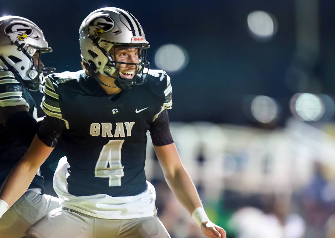 LouatTheState's tweet photo. Photo gallery by @jeffblakephoto from tonight's @graycafootball and @NewberryHS_FB game 
https://t.co/ziXGvj2xNM https://t.co/HnW0Y7v3V7