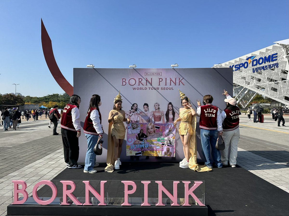 ParelazZ's tweet photo. ความวุ่นวายที่หน้าแบล็กดรอปปปปป 🤣🤣 @jjkls19 @NalnalNalla @minilalabelle @bua_bkmn #LISA #BLACKPINK #BORNPINKinSeoul_DDAY https://t.co/y4O7oRUkiw