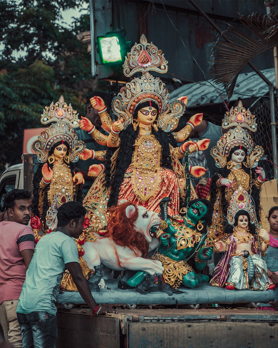 amphotogo's tweet photo. See the entire photo series on Behance. Link below: https://t.co/zrEF8pmGvv 
.
.

#SubhoBijaya #maadurga #Chandannagar #DurgaPuja2022 #Visarjan #amphotogo https://t.co/oXc8pIYwp7