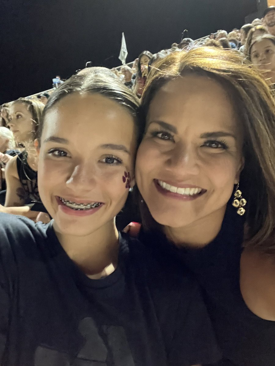 NicoleCritesTV's tweet photo. Got to surprise our girl ♥️🤗
#loveexplosion♥️💥 
Thx @cerretanews 😉 https://t.co/QqES2Zw0cn