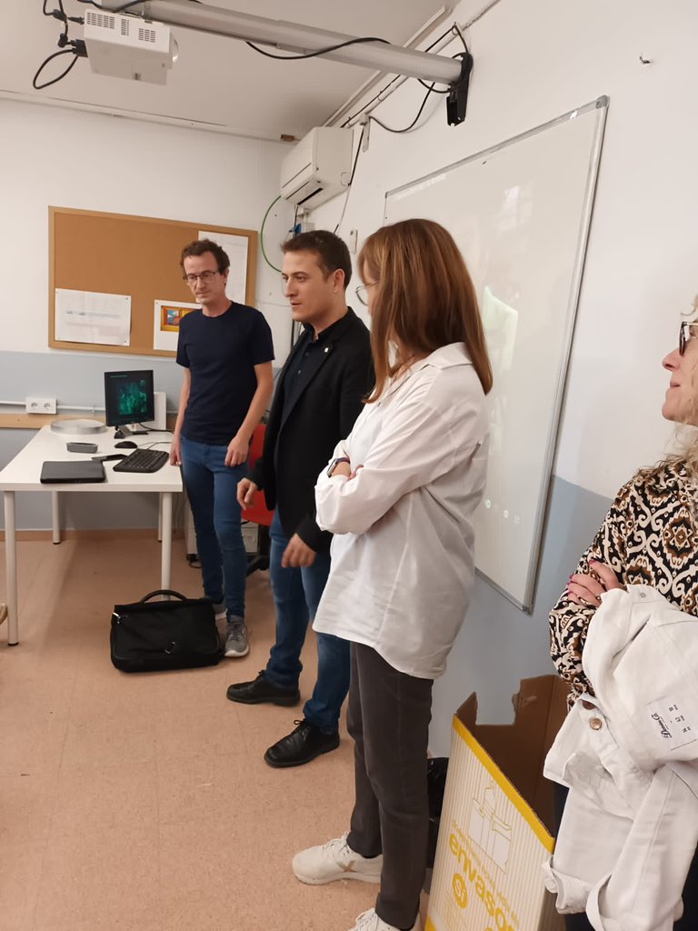 SSTTMVO's tweet photo. A la #SantJordi compromís, bones pràctiques, llum 💡i famílies compromeses en un projecte #engrescador i de #qualitat i hem après com migren les balenes 🐳🐋 #Infantil com hem participat aquesta setmana #Genial #Primària i compartit l’orientació en els futur de #4ESO #SMIX #Batx https://t.co/qsBALNQcb8