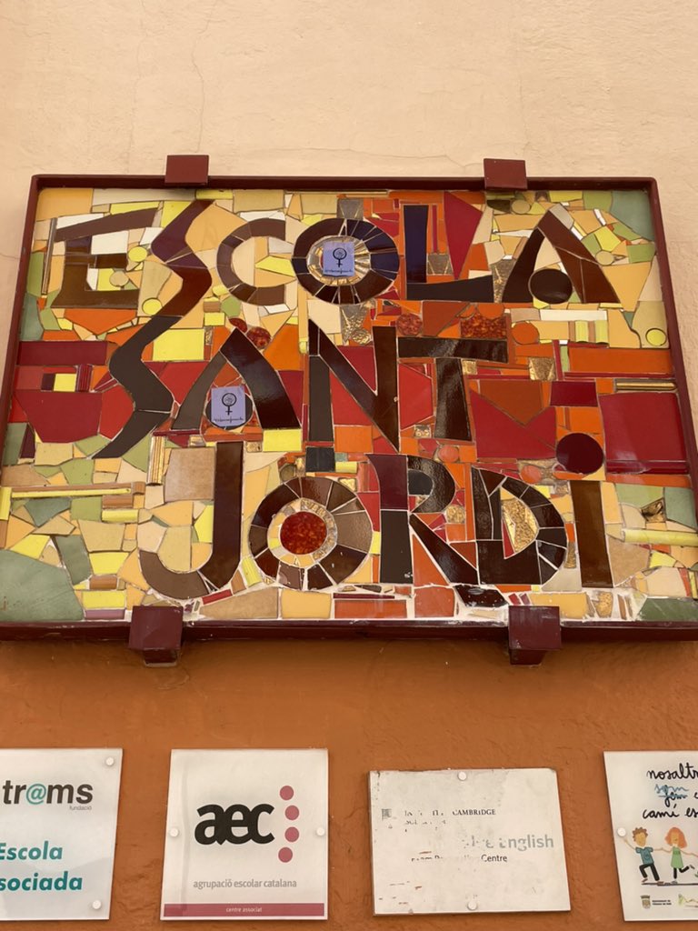 SSTTMVO's tweet photo. A la #SantJordi compromís, bones pràctiques, llum 💡i famílies compromeses en un projecte #engrescador i de #qualitat i hem après com migren les balenes 🐳🐋 #Infantil com hem participat aquesta setmana #Genial #Primària i compartit l’orientació en els futur de #4ESO #SMIX #Batx https://t.co/qsBALNQcb8