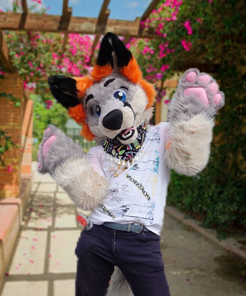 Almost late to #FursuitFriday but still managed to do it!! Here's another pic taken and edited by <a href="/L0b4_F3r0z/">Viker González</a> uvu i really love that background so much!!