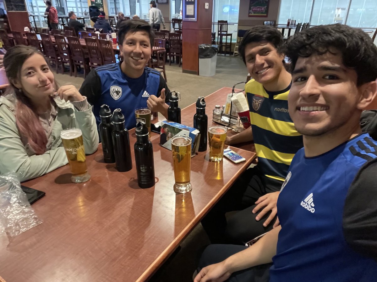 GermanACastaed1's tweet photo. Empezando la temporada de Indoor 22/23 con el pie derecho, ahora con el agarrabolas más querido del condado.
GO THUNDERCATS! 🔵⚫️ https://t.co/Vu10hQ9jxR