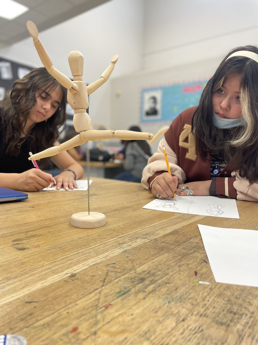 MaertensSydney's tweet photo. Advanced Art began their figure drawing unit with gesture drawing✏️ https://t.co/3UgkCGZrdm