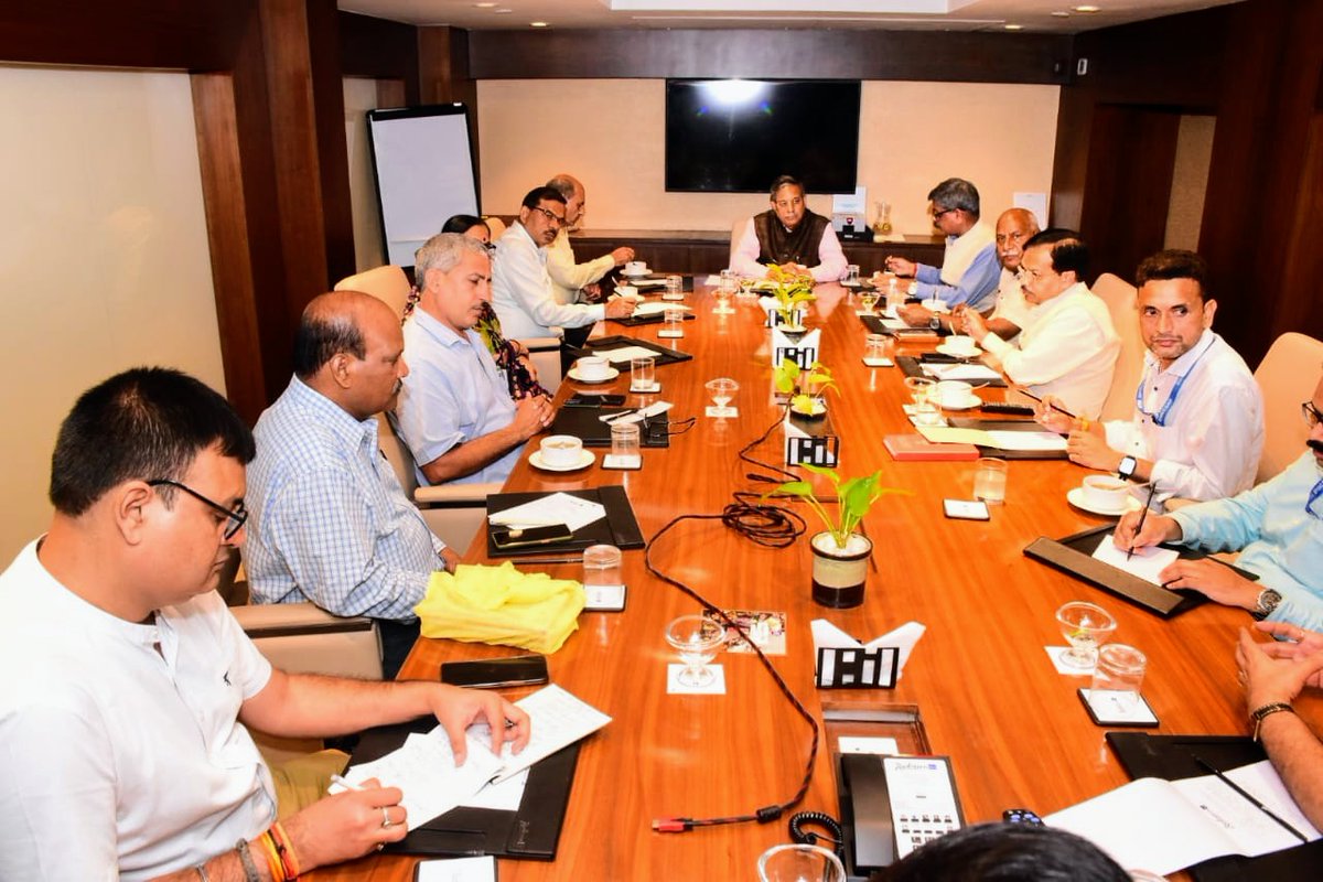 DDUGU_Official's tweet photo. गोरखपुर को मल्टीडिसीप्लिनरी एजुकेशन हब बनाने की दिशा में माननीय मुख्यमंत्री, उत्तर प्रदेश के शिक्षा सलाहकार प्रोफेसर डी. पी. सिंह की अध्यक्षता में आयोजित बैठक में प्रतिभाग करते कुलपति प्रो. राजेश सिंह। https://t.co/dJnteibWLX