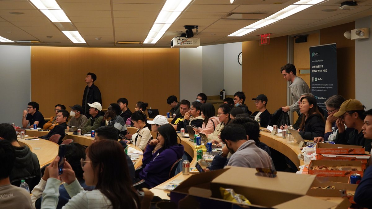 Neo_Blockchain's tweet image. So fun discussing the power of technology, the magic of software &amp;amp; the blockchain phenomenon with students from @NorthwesternU @KelloggSchool Technology revolutions used to be measured in centuries, then decades, and now years. #Neo is excited to build the future with all of you!