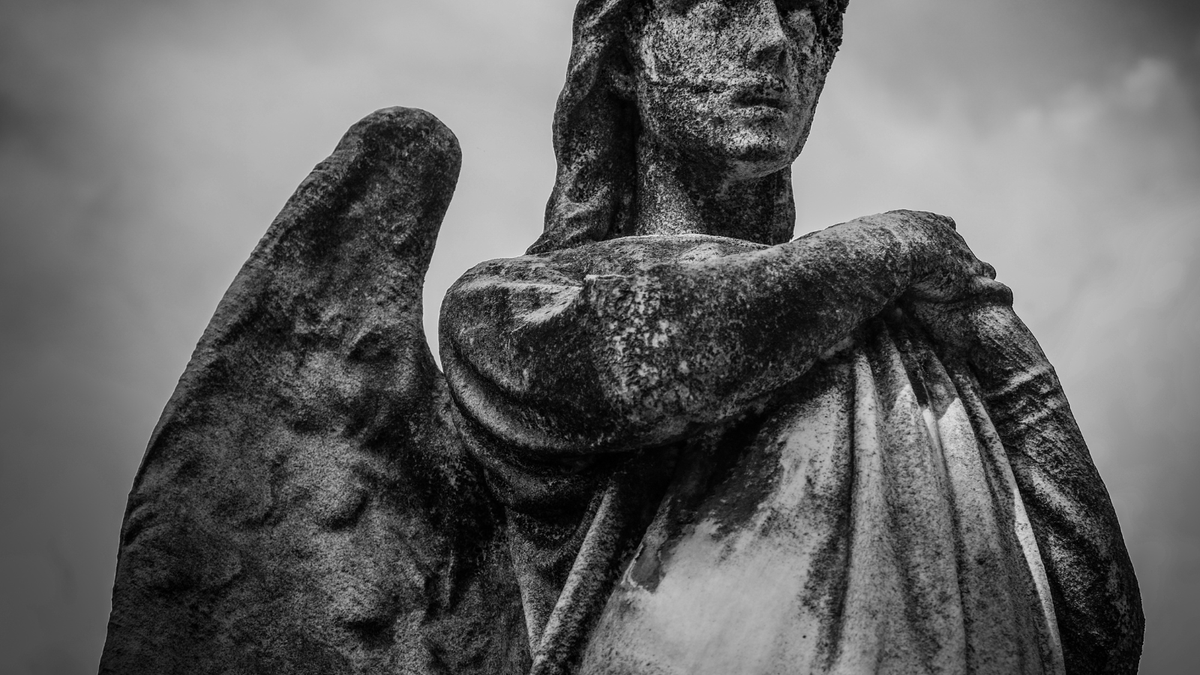 gutisolis's tweet photo. No me gusta el reportaje que me han encargado en el periódico: sobre el cementerio de la ciudad. Ya sé que la proximidad de Halloween y del Día de los Difuntos lo convierten en un tema de actualidad, pero es que guardo un mal recuerdo de juventud, que no he conseguido olvidar>>> https://t.co/AiNfPrHmHM