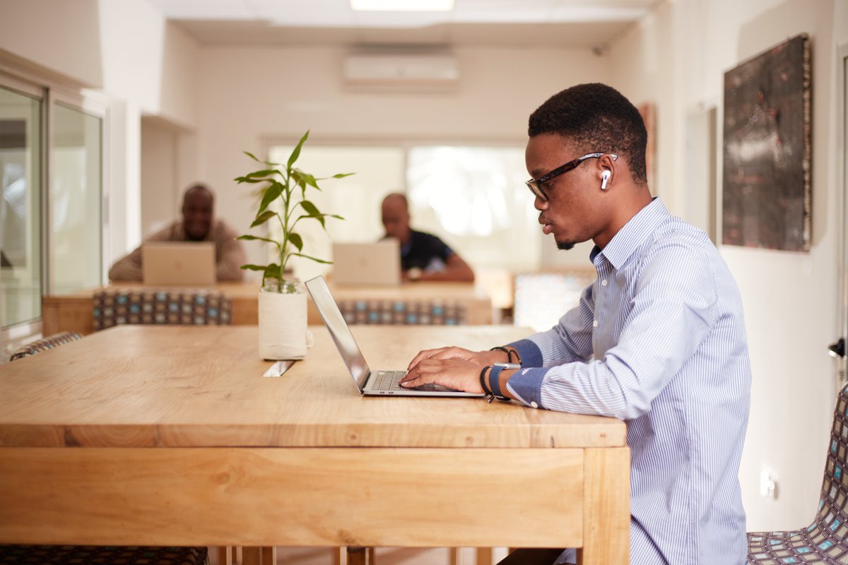 areoliscoworkin's tweet photo. Le meilleur espace de travail quand vous êtes à Cotonou. 

C'est le week-end de consommons local. 

Consommez AREOLIS, c'est consommé local 

#espacecoworking #hôteldentreprise #aréolis #cotonou #ConsommonsBenin https://t.co/8WmyNFfqWk