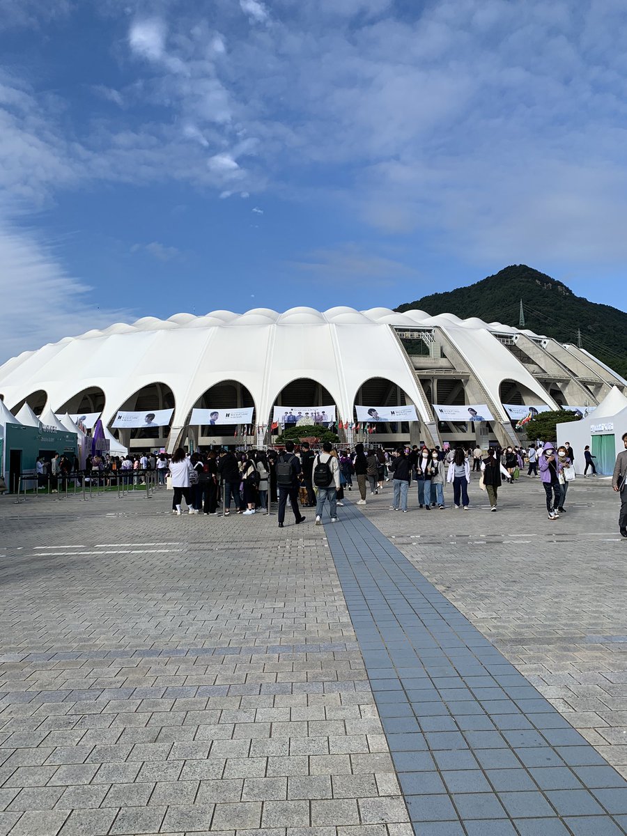 userfor5057's tweet photo. Nonton konser BTS 😁

#BTSYetToComeinBusan #YetToComeinBUSAN #YetToComeTHECITYinBUSAN https://t.co/RNCBcKBNPj