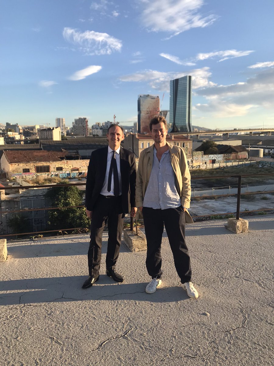 Séquence #Marseilleengrand 3 avec @cyrilzim fondateur de <a href="/LaPlateformeIO/">La Plateforme_</a> sur le site de son futur #campus numérique a partir d’un entrepôt désaffecté rue Cazemajou qui sera réhabilité grace a <a href="/BanqueDesTerr/">Banque des Territoires</a> : un projet de 70 M pour 25 000 m2 sur <a href="/Euromed_MRS/">Euroméditerranée</a> <a href="/fadouce/">fabienne billat</a>