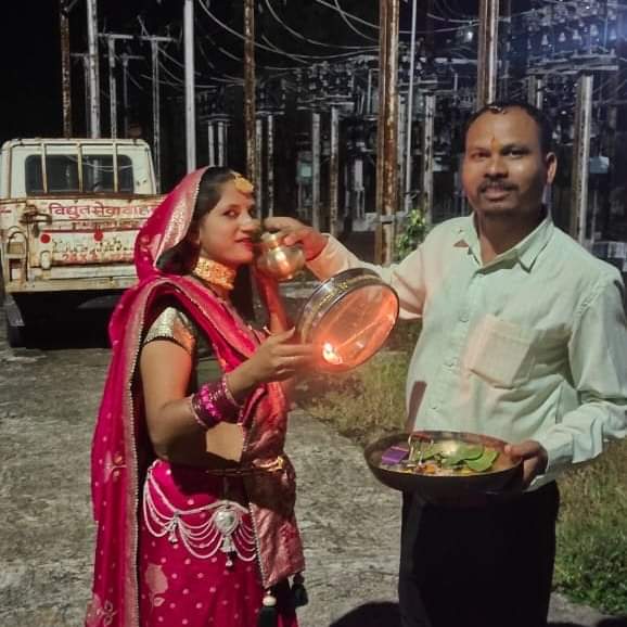 आउटसोर्सिंग कर्मचारियों को त्योहार भी मनाना नही मिलता 7से 10 हजार के वेतन मे ओर 80 हजार वाला मनाता घर पर त्योहार दुर्घटना मे भी 99%केस आउटसोर्सिंग कर्मचारियों के ना त्यौहार पर बोनस ना एस्ट्रा वेतन 30 दिन पुरे काम ओर जब वेतन  26 दिन का धन्य है<a href="/ChouhanShivraj/">Shivraj Singh Chouhan</a> 
<a href="/PradhumanGwl/">Pradhuman Singh Tomar</a>
