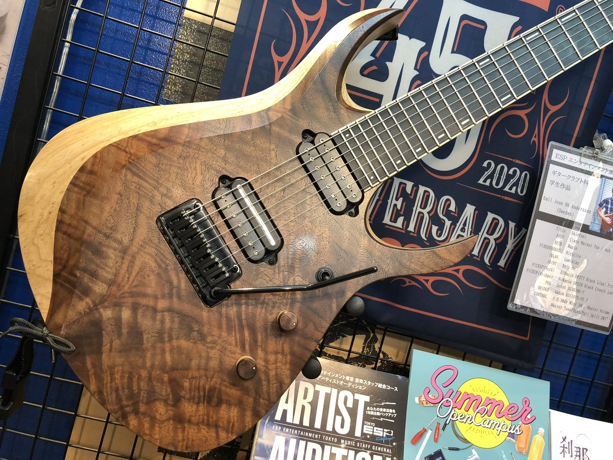 espgws's tweet photo. 当店2FではESP学園ギタークラフト科の学生さん作品を展示中です!
ボディTopの木材もすごいですが、コントロールノブ等の整形技術も素晴らしい1本!こちらは26日(水)まで展示していますので、気になった方は是非ご来店下さい🎵
#espgws #ギタークラフト #ESP学園 https://t.co/glVwuTgo1A