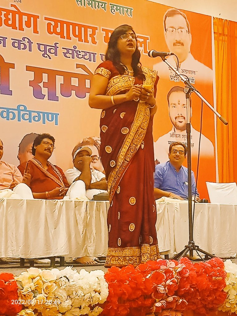 💐दर्द हुआ है अब मुश्किल  छिपाना
💐किस किस को जाकर बताए फसाना
💐दीवानगी की हद से गुजरने लगी हूँ
💐तेरे प्यार में अब तो सवरने लगी हूं
💐खुद को आईने में देखती हूं पलपल
💐आँखों में तेरी सूरत समाई है हरपल
💐न जाने कैसा जादू हुआ है मुझपर
💐तुम्हारे ही ख्यालों में गुम हैं दिनभर