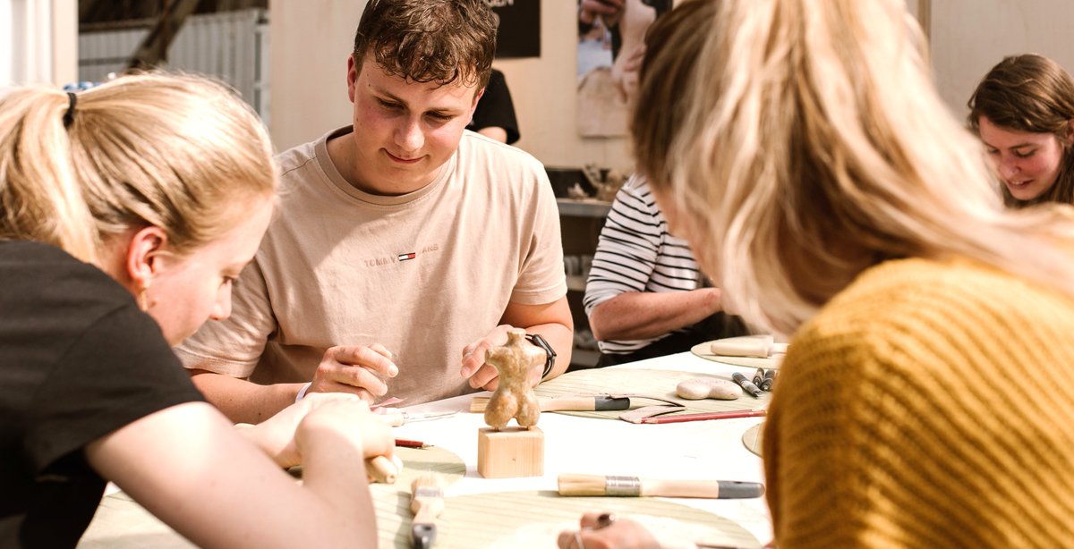 simone van olst tweet media