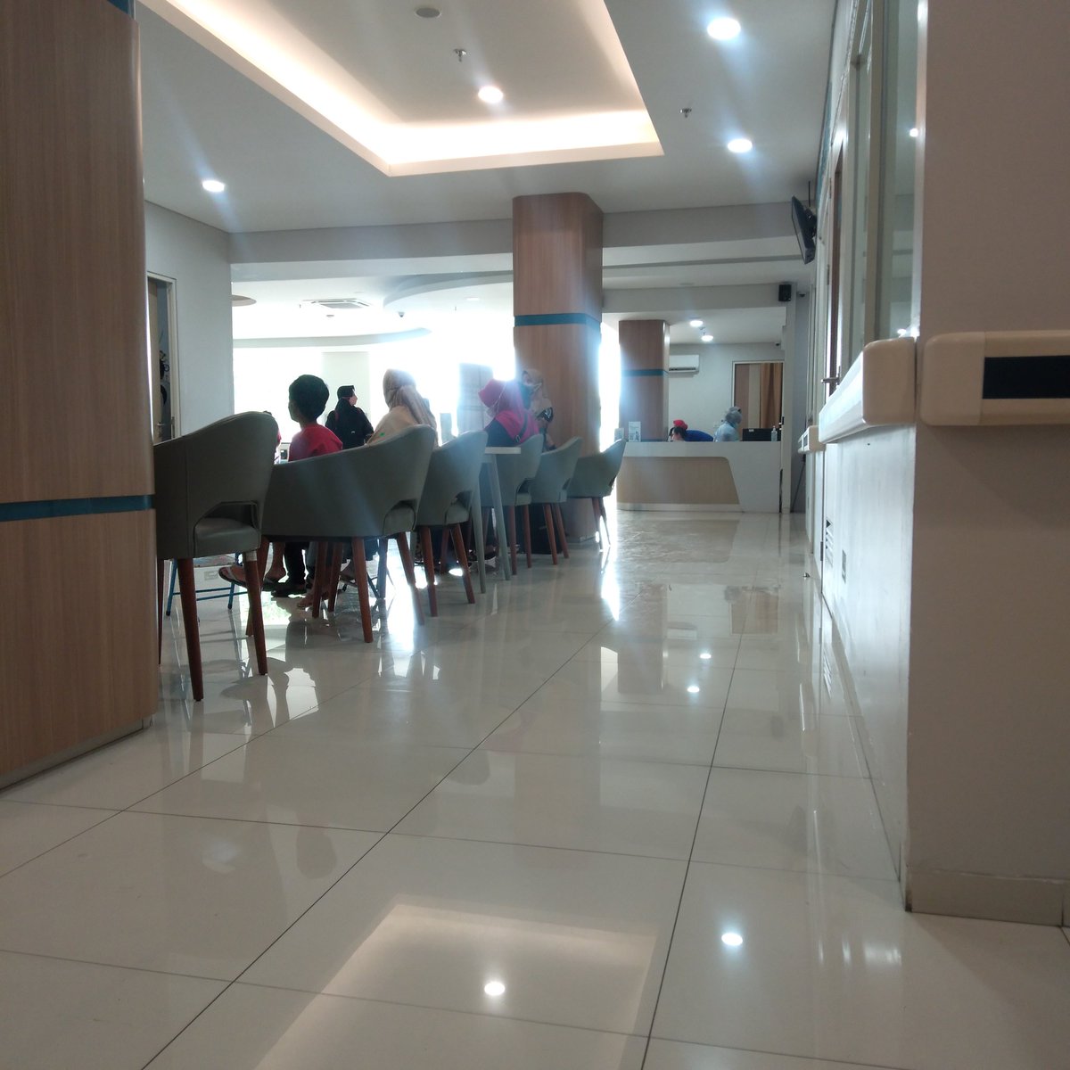 cahyaa18's tweet photo. kalo lagi dapet musibah terus berobat ke RS emang paling ampuh liat temen2 seperjuangan yg juga lg berusaha utk sembuh. jadi, hidup dan berusaha sehat itu berharga banget😢 https://t.co/PIDan3SU60