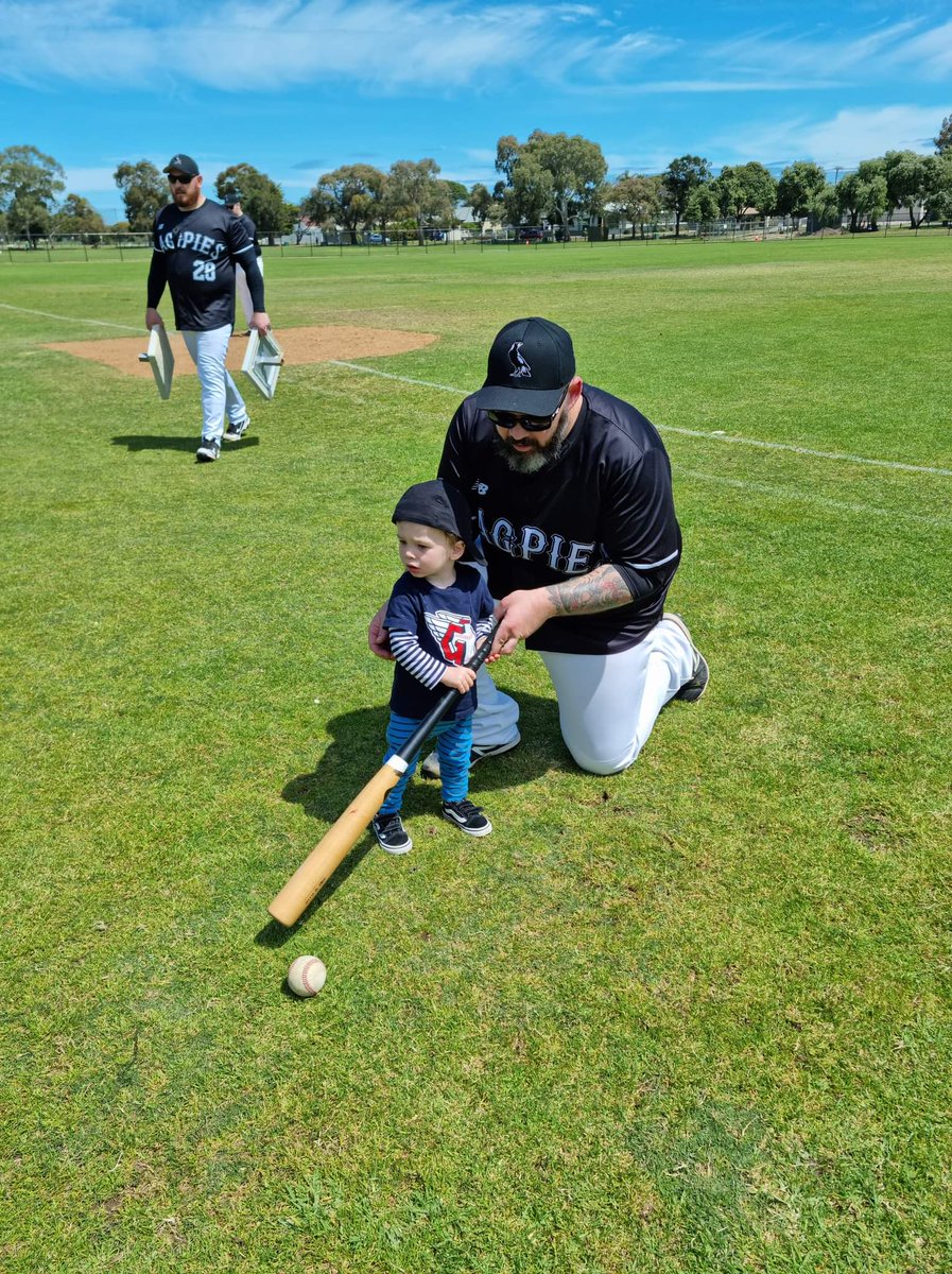 simmoconnor86's tweet photo. Saturday afternoon baseball with Arlo in the sun 🙌🏻 @CleGuardians ⚾🇦🇺 https://t.co/WTuVWbJxwZ