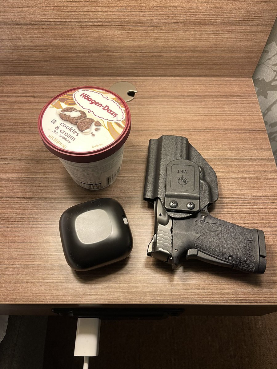 dedricpolite's tweet photo. Whats on my nightstand when Iβm on the road #beatspro #smithandwesson #haagendaas https://t.co/awhfIcNPEJ