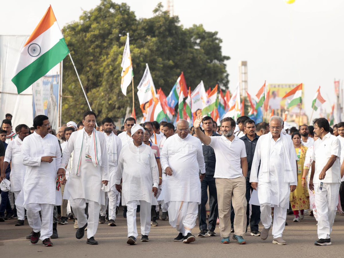 INCIndia's tweet photo. जहां तिरंगे का साया है, लक्ष्य उसी से पाया है।

#bharatjodoyatraapp https://t.co/Bh9dTolPBX