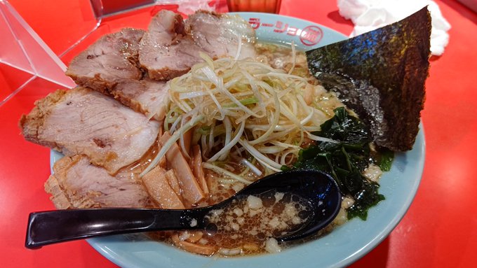 池袋のマルミャーでうみゃいネギラーメンにチャーシュートッピングきめた、シャキシャキネギうみゃーい 