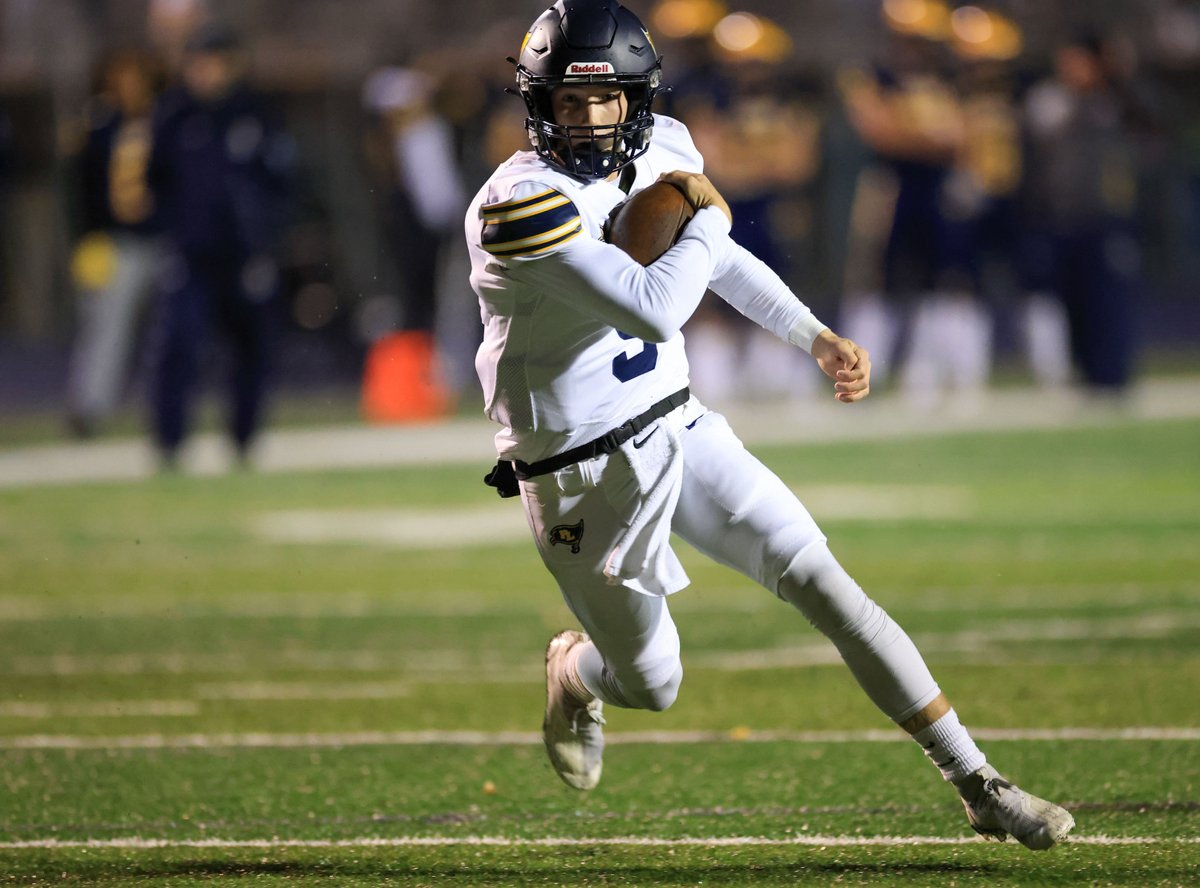 No. 1 Rosemount football rallies, holds off Prior Lake 27-17

More Photos ➡️ news.scorebooklive.com/minnesota/2022…