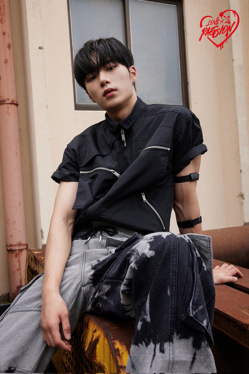 dimdonghan's tweet photo. There were no tears in his eyes. He only had fire in his eyes to face everything in front of him. Revealing Junseo in the third concept photo, Fierce love. https://t.co/yffTncA7Q4