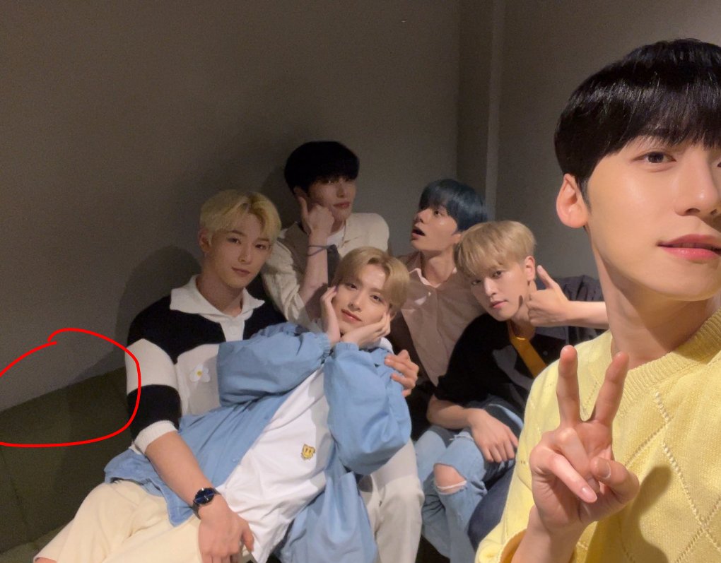 mafa_1821's tweet photo. Op said that those #RAVN photos with the cake were taken at HER HOUSE, but why do we have several photos of the members in a quite similar place, didn't know she took the entire f*cking group at HER HOUSE
#ONEUS https://t.co/3sCvEjN3TH