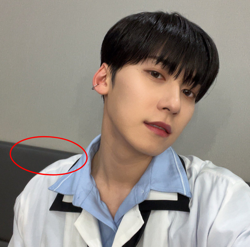 mafa_1821's tweet photo. Op said that those #RAVN photos with the cake were taken at HER HOUSE, but why do we have several photos of the members in a quite similar place, didn't know she took the entire f*cking group at HER HOUSE
#ONEUS https://t.co/3sCvEjN3TH