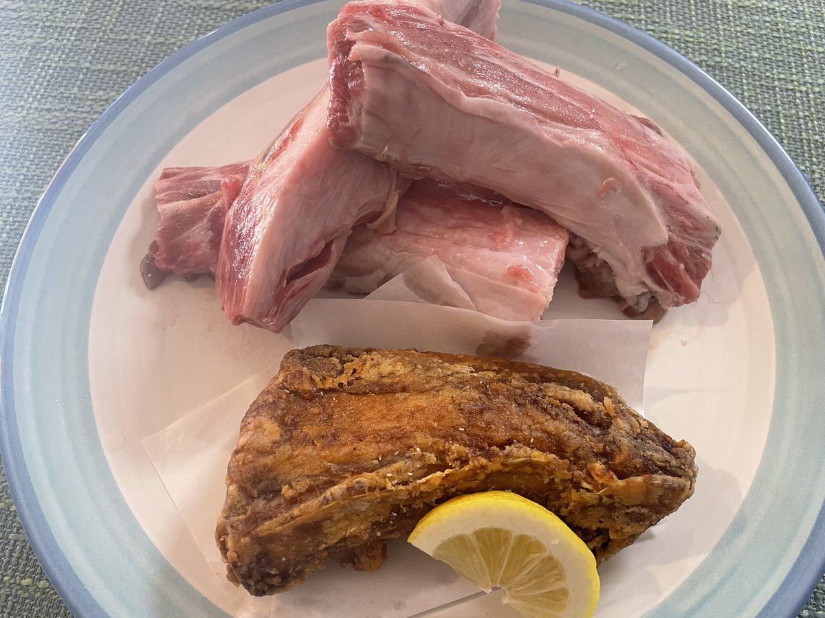 Yoshitaka_0901's tweet photo. ５時半〜オープンです😊本日のおすすめ　マグロのアゴ肉の竜田揚げです　お弁当販売もご利用下さい🍱お電話でご注文頂きますとお待たせせずにご用意出来ます😊お酒のおつまみも多数取り揃えています　#マグロアゴ肉　#おでん　#日本酒　#焼酎 https://t.co/ePCRNTVZN0