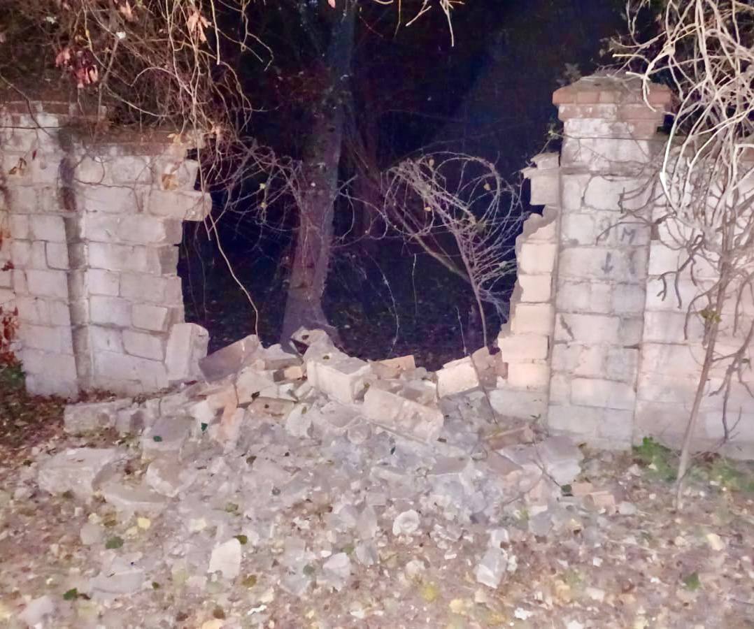 KyivIndependent's tweet photo. ⚡️Russia shells Nikopol overnight, wounding 2. 

More than 50 Russian shells were fired into Nikopol overnight, injuring two, a 35-year-old man and a 42-year-old woman, Dnipropetrovsk Oblast Governor Valentyn Reznichenko said.

📸 Reznichenko/ Telegram https://t.co/xNtqsrNhTZ
