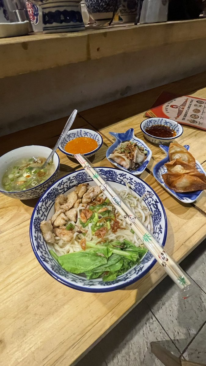 nocturnalcutie's tweet photo. What I order:

- The OG (bakmie dengan potongan ayam yg di flambe gitu)
- big boy (gyoza)
- wok n roll (pangsit goreng)

#dindinchomp https://t.co/Rd3GTnej7J