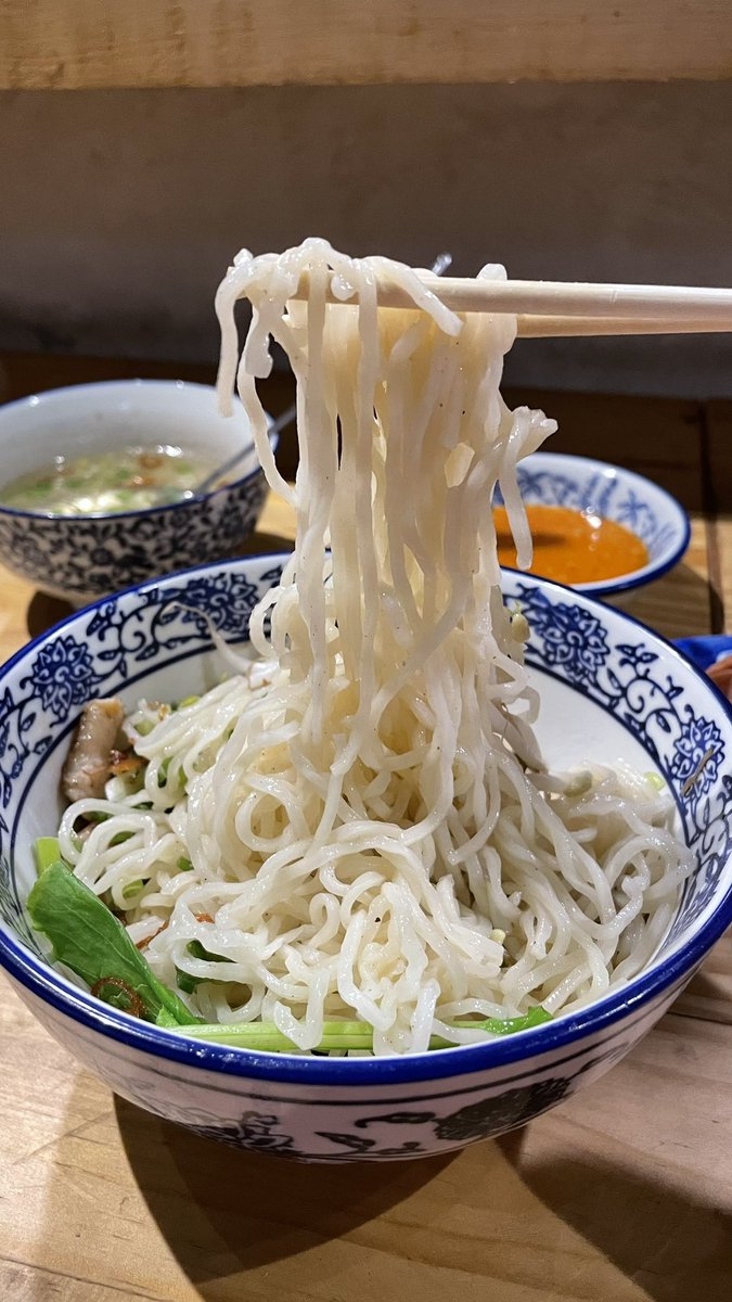 nocturnalcutie's tweet photo. What I order:

- The OG (bakmie dengan potongan ayam yg di flambe gitu)
- big boy (gyoza)
- wok n roll (pangsit goreng)

#dindinchomp https://t.co/Rd3GTnej7J
