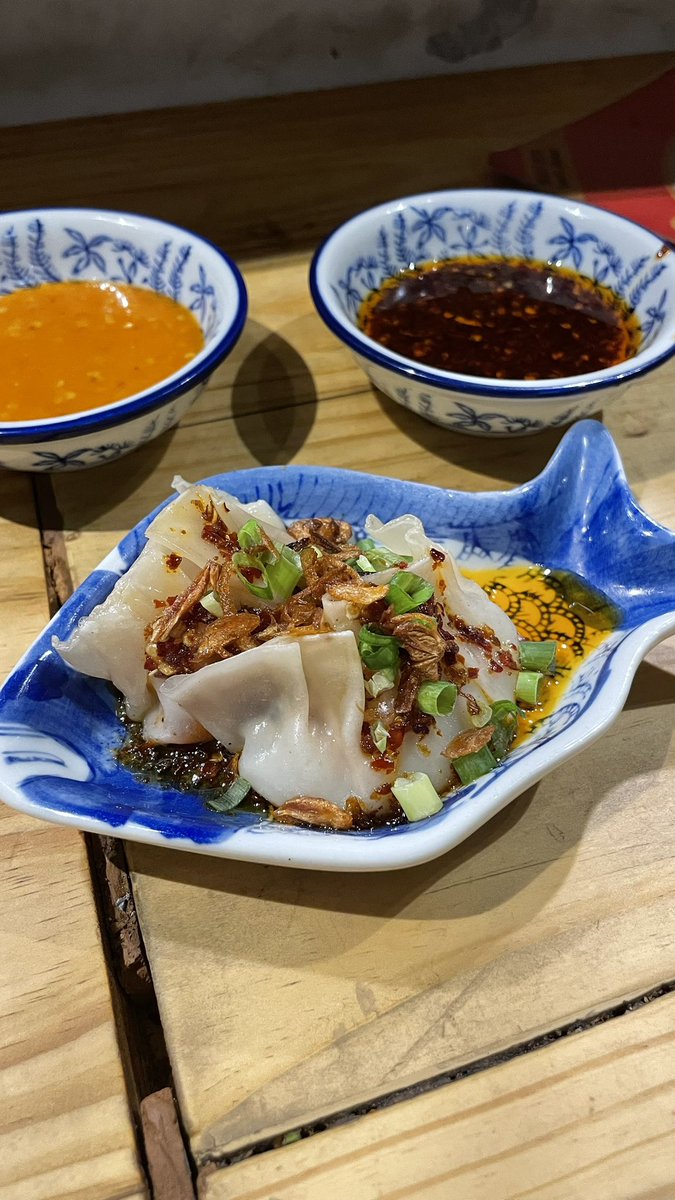 nocturnalcutie's tweet photo. What I order:

- The OG (bakmie dengan potongan ayam yg di flambe gitu)
- big boy (gyoza)
- wok n roll (pangsit goreng)

#dindinchomp https://t.co/Rd3GTnej7J