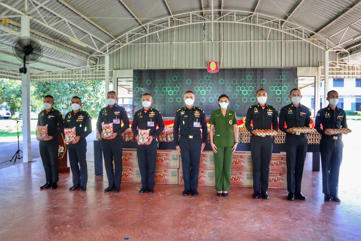 Howitzerbatt102's tweet photo. พ.ท.จักร วาทกิจ ผบ.ป.2 พัน.102รอ. และ ทพญ.ถกลกร วาทกิจ ภริยา  ได้กรุณาจัดหาสิ่ง อุปโภค บริโภค ให้กับกำลังพลทุกนาย เพื่อเป็นการลดรายจ่ายในครอบครัว ณ อาคารกรวิชญ์  อีกทั้ง ยังให้คำแนะนำแนวทางในการบริหารจัดการ รายได้ และ รายจ่าย ภายในครอบครัว https://t.co/yVJ5htpphn