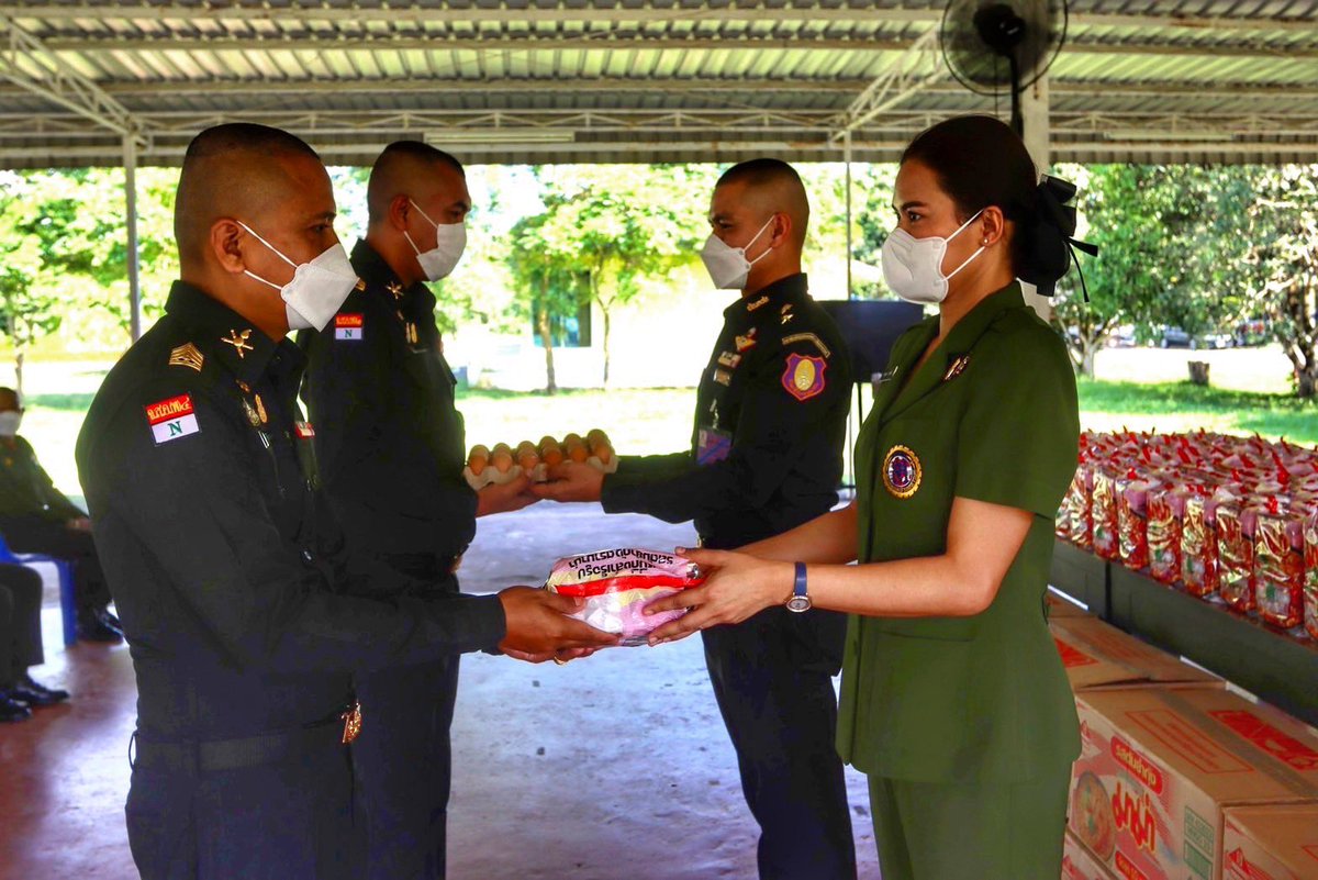 Howitzerbatt102's tweet photo. พ.ท.จักร วาทกิจ ผบ.ป.2 พัน.102รอ. และ ทพญ.ถกลกร วาทกิจ ภริยา  ได้กรุณาจัดหาสิ่ง อุปโภค บริโภค ให้กับกำลังพลทุกนาย เพื่อเป็นการลดรายจ่ายในครอบครัว ณ อาคารกรวิชญ์  อีกทั้ง ยังให้คำแนะนำแนวทางในการบริหารจัดการ รายได้ และ รายจ่าย ภายในครอบครัว https://t.co/yVJ5htpphn